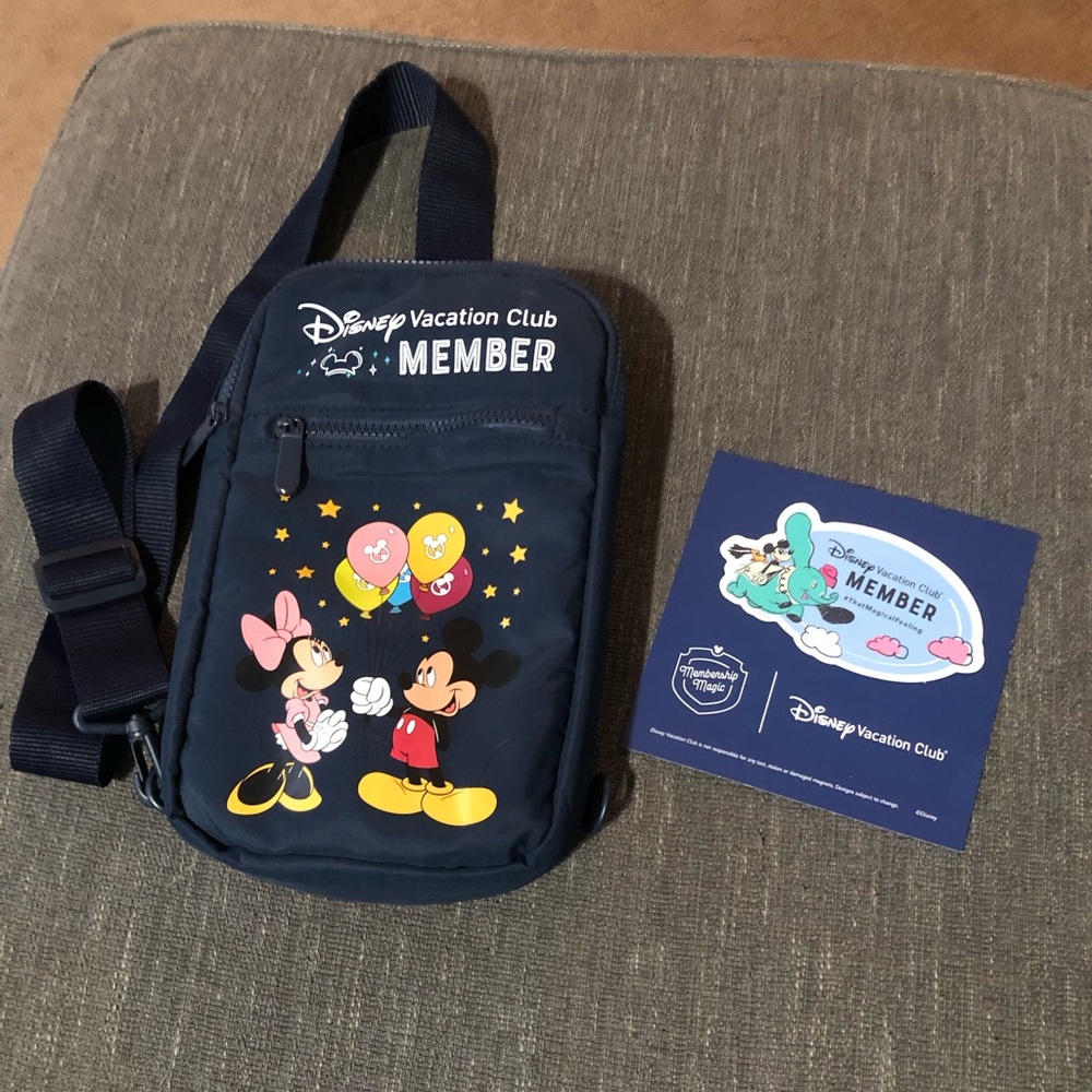 Disney Navy Disney vacation club Mickey & Minnie Balloon Crossbody Bag & magnet